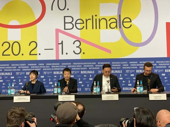  疫情催生文娱“云时代”：直播、综艺的创新和电影的危机