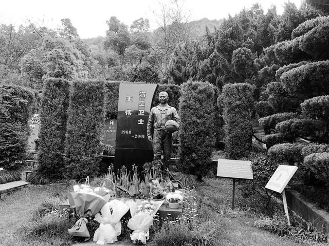 81192王伟墓前，有人送来一架“歼20”